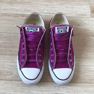 Converse Women Chuck Taylor magenta sneakers